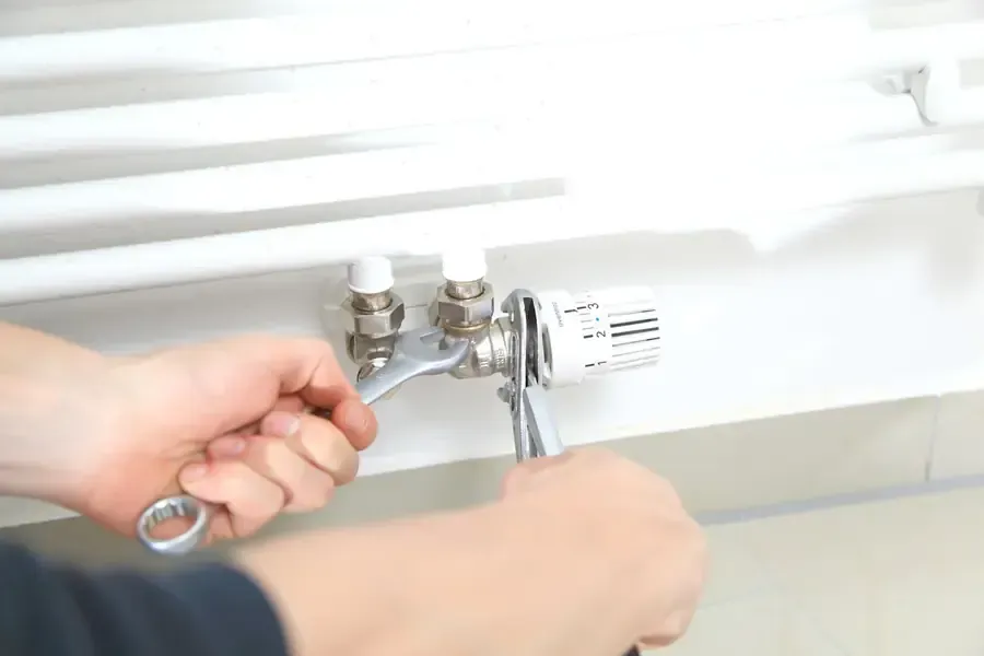 Réglage d'un radiateur lors d'une rénovation de chauffage dans les Yvelines